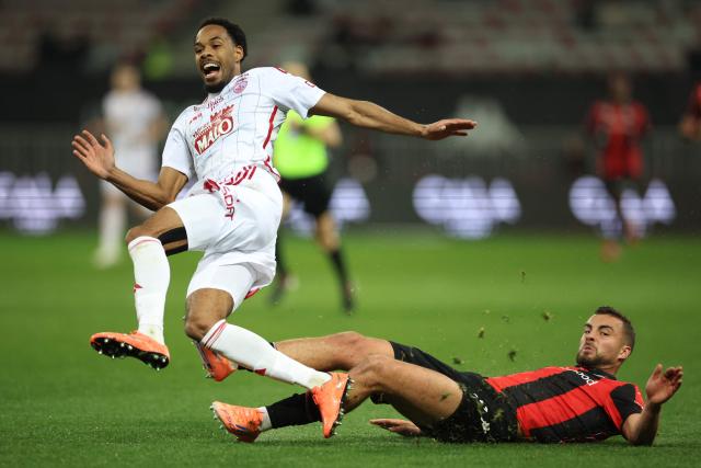 Brest's French forward #14 Remy Labeau-Lascary (L) fights for the ball with Nice's Belgian midfielder #24 Charles Vanhoutte (R) during the French L1 football match between OGC Nice and Stade Brestois 29 (Brest) at the Allianz Riviera Stadium in Nice, south-eastern France, on February 1, 2026.  (Photo by Valery HACHE / AFP)