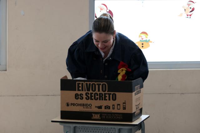 Costa Rica's presidential candidate of the Citizen Agenda Coalition and former first lady, Claudia Dobles, votes at the Carlos Sanabria Mora school polling station during the presidential election in San Jose on February 1, 2026. Costa Rica, a beacon of stability in Central America that is battling a surge in violence related to drug trafficking, opened its polls on February 1st for elections that are expected to bring a tough-on-crime right-winger to power. (Photo by JOHN DURAN / AFP)