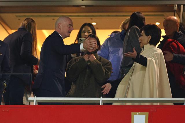 FIFA President Gianni Infantino (2L) and US businesswoman, Michele Kang (R) attend the FIFA Women's Champions Cup final football match between Arsenal and Corinthians at the Emirates Stadium in London on February 1, 2026. (Photo by Adrian Dennis / AFP)
