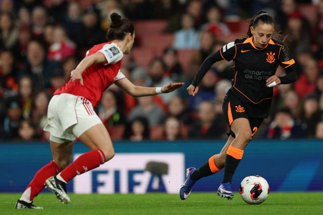 Corinthians' Uruguayan midfielder #25 Belen Aquino (R) runs with the ball during the FIFA Women's Champions Cup final football match between Arsenal and Corinthians at the Emirates Stadium in London on February 1, 2026. (Photo by Adrian Dennis / AFP)