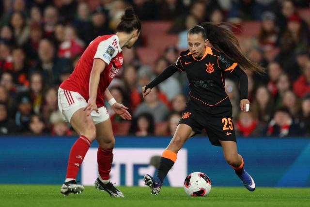 Corinthians' Uruguayan midfielder #25 Belen Aquino (R) runs with the ball during the FIFA Women's Champions Cup final football match between Arsenal and Corinthians at the Emirates Stadium in London on February 1, 2026. (Photo by Adrian Dennis / AFP)