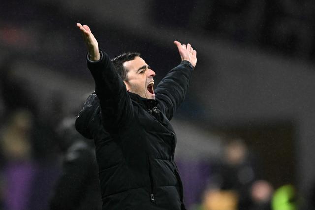 Toulouse’s Spanish head coach Carles Martinez Novell gestures during the French L1 football match between Toulouse FC and AJ Auxerre at the TFC Stadium in Toulouse, southwestern France, on February 1, 2026. (Photo by Lionel BONAVENTURE / AFP)