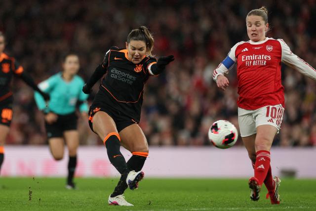Corinthians' Brazilian midfielder #10 Gabi Zanotti shoots but fails to score during the FIFA Women's Champions Cup final football match between Arsenal and Corinthians at the Emirates Stadium in London on February 1, 2026. (Photo by Adrian Dennis / AFP)
