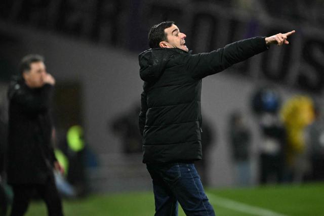 Toulouse’s Spanish head coach Carles Martinez Novell gestures during the French L1 football match between Toulouse FC and AJ Auxerre at the TFC Stadium in Toulouse, southwestern France, on February 1, 2026. (Photo by Lionel BONAVENTURE / AFP)