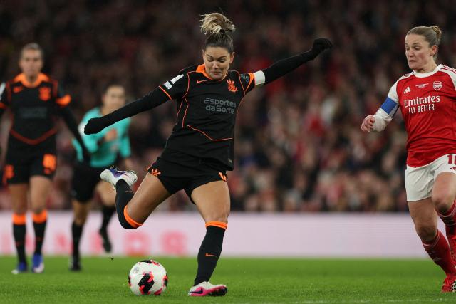 Corinthians' Brazilian midfielder #10 Gabi Zanotti shoots but fails to score during the FIFA Women's Champions Cup final football match between Arsenal and Corinthians at the Emirates Stadium in London on February 1, 2026. (Photo by Adrian Dennis / AFP)