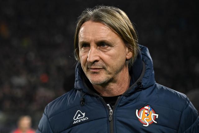 Cremonese's Italian head coach Davide Nicola looks on prior to the Italian Serie A football match between US Cremonese and Inter Milan at the Giovanni Zini Stadium in Cremona, northern Italy, on February 1, 2026. (Photo by Piero CRUCIATTI / AFP)