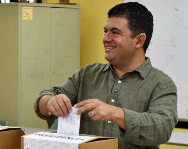 Costa Rica's presidential candidate of the Liberation party, Alvaro Ramos, casts his vote at the Juan XXIII school polling station during the presidential election in San Antonio de Escazu, San Jose province, on February 1, 2026. Costa Rica, a beacon of stability in Central America that is battling a surge in violence related to drug trafficking, opened its polls on February 1 for elections that are expected to bring a tough-on-crime right-winger to power. (Photo by EZEQUIEL BECERRA / AFP)