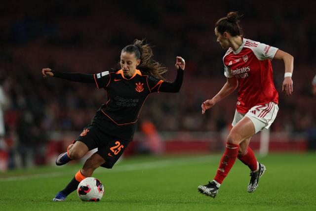 Corinthians' Uruguayan midfielder #25 Belen Aquino (L) vies with Arsenal's US defender #02 Emily Fox (R) during the FIFA Women's Champions Cup final football match between Arsenal and Corinthians at the Emirates Stadium in London on February 1, 2026. (Photo by Adrian Dennis / AFP)