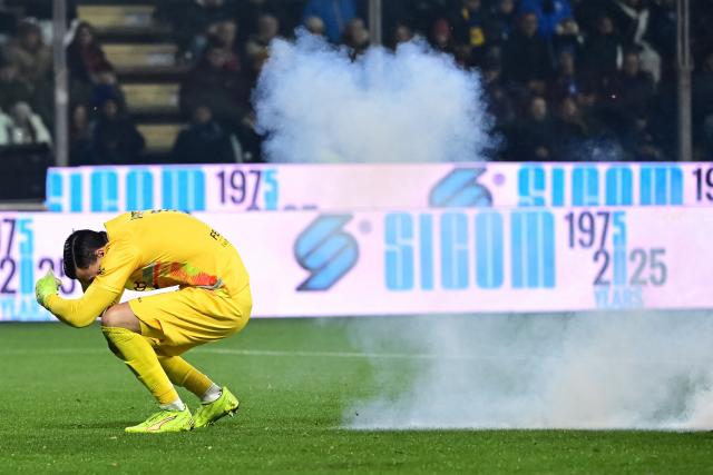 Cremonese's Indonesia goalkeeper #01 Emil Audero reacts as a flare exlodes on the pitch during the Italian Serie A football match between US Cremonese and Inter Milan at the Giovanni Zini Stadium in Cremona, northern Italy, on February 1, 2026. (Photo by Piero CRUCIATTI / AFP)