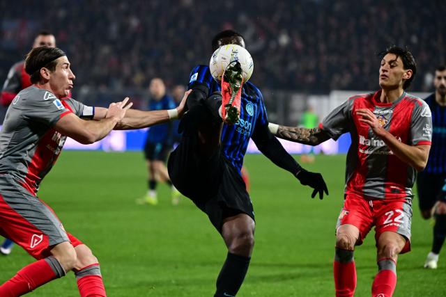 Inter Milan's French forward #14 Ange-Yoan Bonny (C) fights for the ball with Cremonese's Italian defender #06 Federico Baschirotto (L) and Cremonese's Italian defender #22 Romano Floriani Mussolini (R) during the Italian Serie A football match between US Cremonese and Inter Milan at the Giovanni Zini Stadium in Cremona, northern Italy, on February 1, 2026. (Photo by Piero CRUCIATTI / AFP)