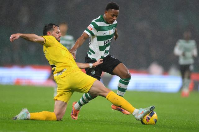 Sporting Lisbon's Mozambican forward #10 Geny Catamo (R) vies for the ball with Nacional's Portuguese defender #05 Jose Gomes during the Portuguese League football match between Sporting CP and CD Nacional da Madeira at the Jose Alvalade stadium in Lisbon on February 1, 2026. (Photo by PATRICIA DE MELO MOREIRA / AFP)