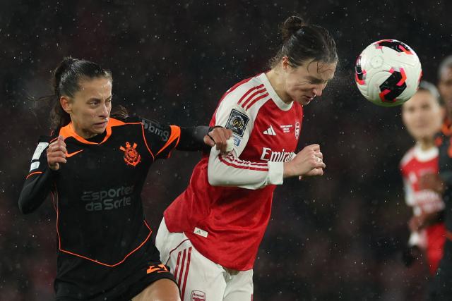 Arsenal's English defender #03 Lotte Wubben-Moy (R) vies with Corinthians' Uruguayan midfielder #25 Belen Aquino (L) during the FIFA Women's Champions Cup final football match between Arsenal and Corinthians at the Emirates Stadium in London on February 1, 2026. (Photo by Adrian Dennis / AFP)