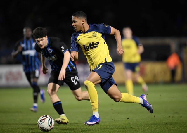 Club Brugge's Belgian defender #64 Kyriani Sabbe (L) fights for the ball with Royale Union Saint-Gilloise's Brazilian forward #11 Guillaume Smith during the Belgian Pro League football match between Royale Union Saint-Gilloise and Club Brugge at the Joseph-Marien Stadium in Brussels on February 1, 2026. (Photo by JOHN THYS / Belga / AFP) / Belgium OUT