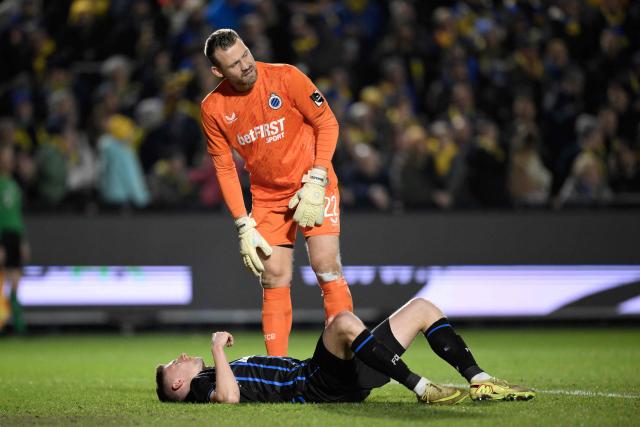 Club Brugge's Belgian defender #58 Jorne Spileers lies injured next to Club Brugge's Belgian goalkeeper #22 Simon Mignolet during the Belgian Pro League football match between Royale Union Saint-Gilloise and Club Brugge at the Joseph-Marien Stadium in Brussels on February 1, 2026. (Photo by JOHN THYS / Belga / AFP) / Belgium OUT