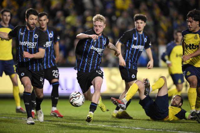 Club Brugge's Belgian defender #65 Joaquin Seys (C) fights for the ball with Royale Union Saint-Gilloise's Argentine defender #05 Kevin Mac Allister (DOWN) during the Belgian Pro League football match between Royale Union Saint-Gilloise and Club Brugge at the Joseph-Marien Stadium in Brussels on February 1, 2026. (Photo by JOHN THYS / Belga / AFP) / Belgium OUT