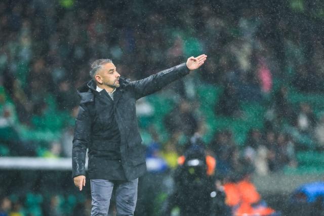Sporting Lisbon's Portuguese coach Rui Manuel Borges gestures to players during the Portuguese League football match between Sporting CP and CD Nacional da Madeira at the Jose Alvalade stadium in Lisbon on February 1, 2026. (Photo by PATRICIA DE MELO MOREIRA / AFP)