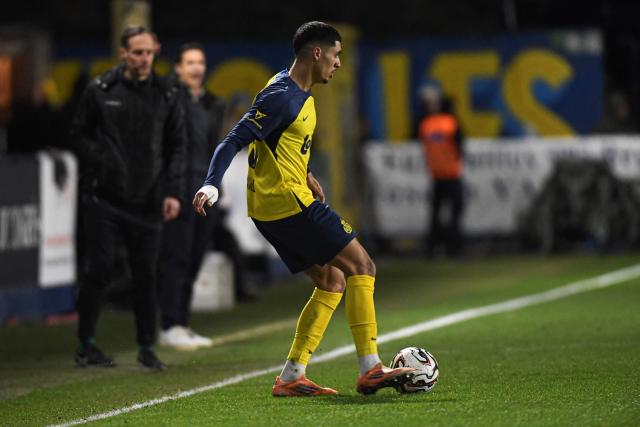 Royale Union Saint-Gilloise's Israeli forward #25 Anan Khalaili runs with the ball during the Belgian Pro League football match between Royale Union Saint-Gilloise and Club Brugge at the Joseph-Marien Stadium in Brussels on February 1, 2026. (Photo by JILL DELSAUX / Belga / AFP) / Belgium OUT