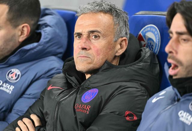 Paris Saint-Germain's Spanish headcoach Luis Enrique reacts during the French L1 football match between RC Strasbourg Alsace and Paris Saint-Germain (PSG) at the Stade de la Meinau in Strasbourg, eastern France, on February 1, 2026. (Photo by SEBASTIEN BOZON / AFP)