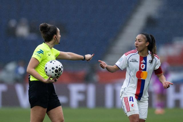 Lyon's French defender #04 Selma Bacha speaks with French referee Clémence Goncalves during the French Women L1 football match between Paris Saint-Germain (PSG) and OL Lyonnes (Lyon) at the Parc des Princes in Paris on February 1, 2026. (Photo by Sébastien DUPUY / AFP)