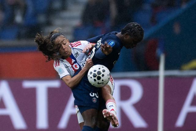 TOPSHOT - Lyon's French defender #04 Selma Bacha (L) fights for the ball with Paris Saint-Germain's Congolese forward #30 Merveille Kanjinga during the French Women L1 football match between Paris Saint-Germain (PSG) and OL Lyonnes (Lyon) at the Parc des Princes in Paris on February 1, 2026. (Photo by Sébastien DUPUY / AFP)