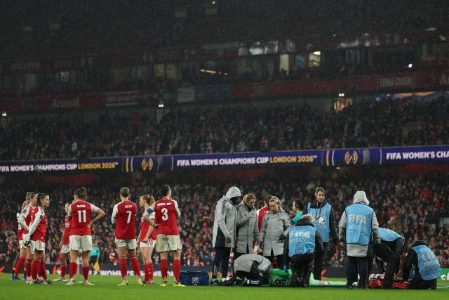 Arsenal players wait as Arsenal's German goalkeeper #28 Anneke Borbe is treated by medical staff during the FIFA Women's Champions Cup final football match between Arsenal and Corinthians at the Emirates Stadium in London on February 1, 2026. (Photo by Adrian Dennis / AFP)