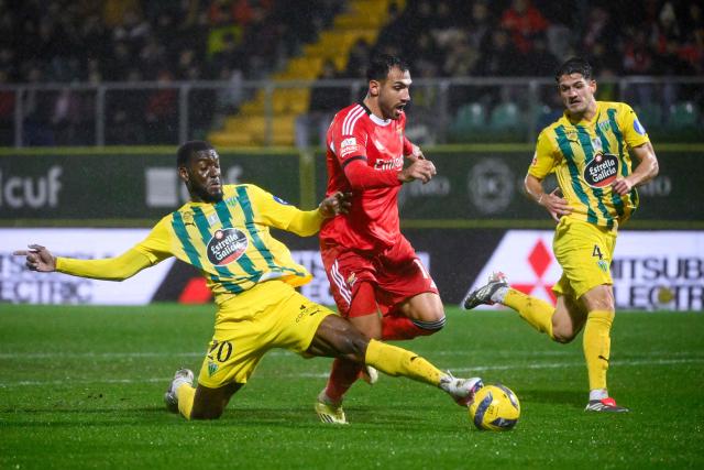 SL Benfica's Greek forward #14 Vangelis Pavlidis (C) vies for the ball with Tondela's Colombian defender #20 Brayan Medina (L) and Tondela's Portuguese defender Christian Marques during the Portuguese League football match between CD Tondela and SL Benfica at the Joao Cardoso stadium in Tondela on February 1, 2026. (Photo by Miguel RIOPA / AFP)