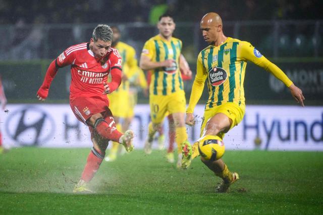 SL Benfica's Argentine forward #25 Gianluca Prestianni (L) kicks past Tondela's Brazilian midfielder #97 Clebinho during the Portuguese League football match between CD Tondela and SL Benfica at the Joao Cardoso stadium in Tondela on February 1, 2026. (Photo by Miguel RIOPA / AFP)