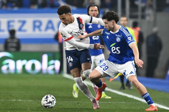 Paris Saint-Germain's French midfielder #14 Desire Doue (2ndR) fights for the ball with Strasbourg's French midfielder #29 Samir El Mourabet during the French L1 football match between RC Strasbourg Alsace and Paris Saint-Germain (PSG) at the Stade de la Meinau in Strasbourg, eastern France, on February 1, 2026. (Photo by SEBASTIEN BOZON / AFP)