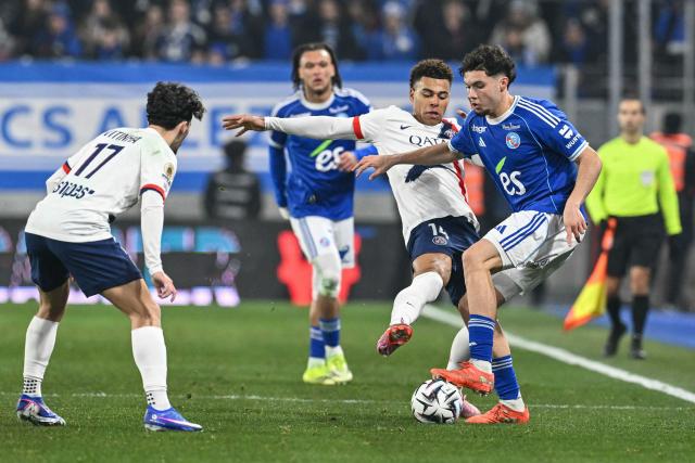 Paris Saint-Germain's French midfielder #14 Desire Doue (2ndR) fights for the ball with Strasbourg's French midfielder #29 Samir El Mourabet during the French L1 football match between RC Strasbourg Alsace and Paris Saint-Germain (PSG) at the Stade de la Meinau in Strasbourg, eastern France, on February 1, 2026. (Photo by SEBASTIEN BOZON / AFP)