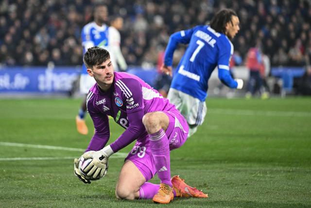Strasbourg's Belgian goalkeeper Mike Penders holds the ball during the French L1 football match between RC Strasbourg Alsace and Paris Saint-Germain (PSG) at the Stade de la Meinau in Strasbourg, eastern France, on February 1, 2026. (Photo by SEBASTIEN BOZON / AFP)