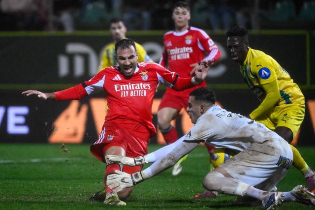 Tondela's Brazilian goalkeeper #31 Bernardo Fontes makes a save from a shot by SL Benfica's Greek forward #14 Vangelis Pavlidis (L) during the Portuguese League football match between CD Tondela and SL Benfica at the Joao Cardoso stadium in Tondela on February 1, 2026. (Photo by Miguel RIOPA / AFP)