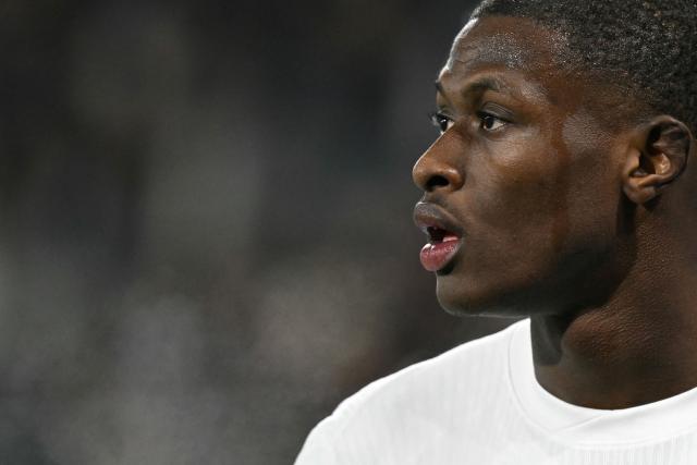 Paris Saint-Germain's Portuguese defender #25 Nuno Mendes reacts during the French L1 football match between RC Strasbourg Alsace and Paris Saint-Germain (PSG) at the Stade de la Meinau in Strasbourg, eastern France, on February 1, 2026. (Photo by SEBASTIEN BOZON / AFP)