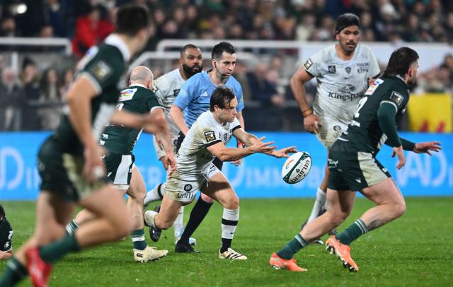 Toulon's French scrum-half Clovis Le Bail (C) passes the ball during the French Top14 rugby union match between Section Paloise Bearn Pyrenees (Pau) and Racing Club Toulon at Stade du Hameau stadium in Pau, south-western France on February 1, 2026. (Photo by Gaizka IROZ / AFP)