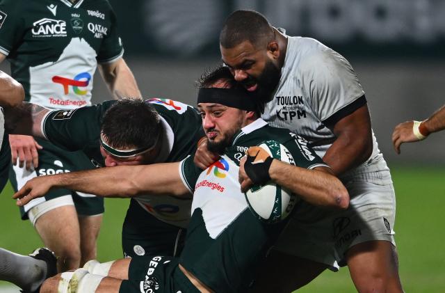 Pau's French flanker Loic Credoz (C) runs with the ball during the French Top14 rugby union match between Section Paloise Bearn Pyrenees (Pau) and Racing Club Toulon at Stade du Hameau stadium in Pau, south-western France on February 1, 2026. (Photo by Gaizka IROZ / AFP)