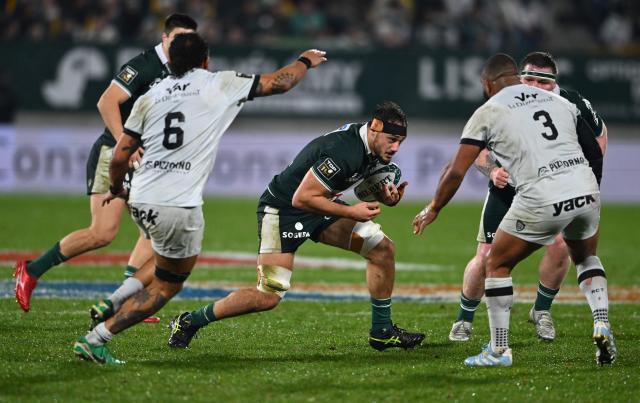 Pau's French flanker Loic Credoz (C) runs with the ball during the French Top14 rugby union match between Section Paloise Bearn Pyrenees (Pau) and Racing Club Toulon at Stade du Hameau stadium in Pau, south-western France on February 1, 2026. (Photo by Gaizka IROZ / AFP)