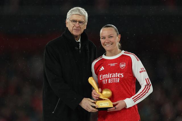 FIFA's Chief of Global Football Development  Arsene Wenger (L) and Arsenal's Norwegian midfielder #12 Frida Maanum (R) pose with her player of the tournament trophy at the presentation after the FIFA Women's Champions Cup final football match between Arsenal and Corinthians at the Emirates Stadium in London on February 1, 2026. Arsenal won the game 3-2 after extra time. (Photo by Adrian Dennis / AFP)