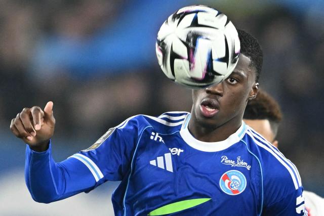 Strasbourg's French defender Mamadou Sarr eyes the ball during the French L1 football match between RC Strasbourg Alsace and Paris Saint-Germain (PSG) at the Stade de la Meinau in Strasbourg, eastern France, on February 1, 2026. (Photo by SEBASTIEN BOZON / AFP)