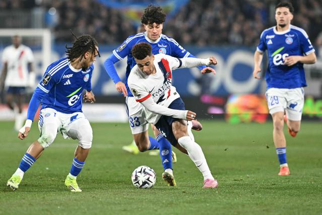 Strasbourg's Belgian midfielder #07 Diego Moreira (L) fights for the ball with Paris Saint-Germain's French midfielder #14 Desire Doue during the French L1 football match between RC Strasbourg Alsace and Paris Saint-Germain (PSG) at the Stade de la Meinau in Strasbourg, eastern France, on February 1, 2026. (Photo by SEBASTIEN BOZON / AFP)