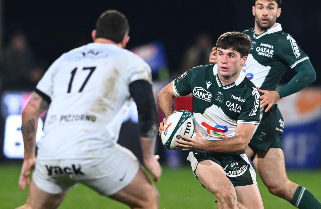 Pau's French flay-half Axel Desperes (R) runs with the ball during the French Top14 rugby union match between Section Paloise Bearn Pyrenees (Pau) and Racing Club Toulon at Stade du Hameau stadium in Pau, south-western France on February 1, 2026. (Photo by Gaizka IROZ / AFP)
