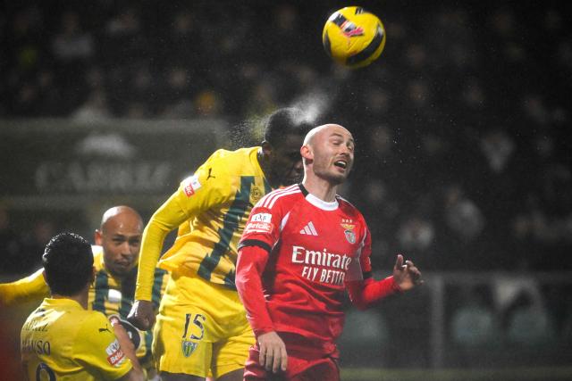 Tondela's South African midfielder Sphephelo Sithole (C) and SL Benfica's Norwegian midfielder #08 Fredrik Aursnes (R) go for a header during the Portuguese League football match between CD Tondela and SL Benfica at the Joao Cardoso stadium in Tondela on February 1, 2026. (Photo by Miguel RIOPA / AFP)