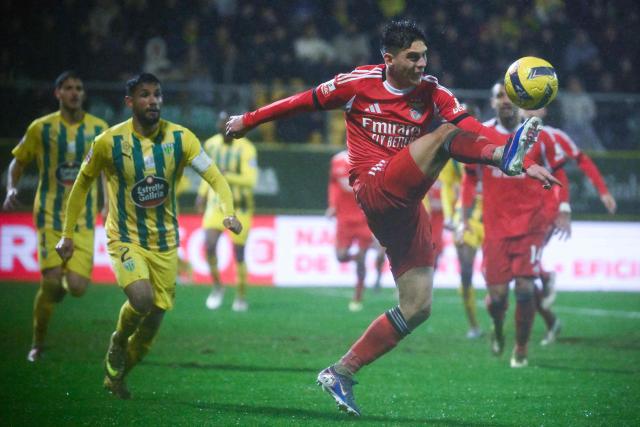 SL Benfica's Ukrainian midfielder #10 Georgiy Sudakov (R) controls the ball during the Portuguese League football match between CD Tondela and SL Benfica at the Joao Cardoso stadium in Tondela on February 1, 2026. (Photo by Miguel RIOPA / AFP)