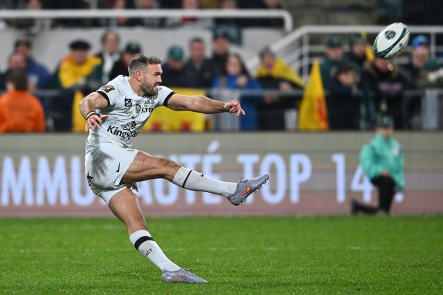 Toulon's French fullback Melvyn Jaminet kiks the ball during the French Top14 rugby union match between Section Paloise Bearn Pyrenees (Pau) and Racing Club Toulon at Stade du Hameau stadium in Pau, south-western France on February 1, 2026. (Photo by Gaizka IROZ / AFP)