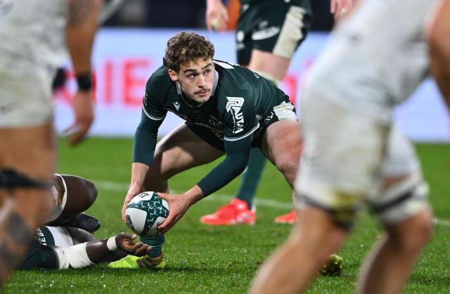 Pau's French scrum-half Thomas Souverbie prepares to pass the ball during the French Top14 rugby union match between Section Paloise Bearn Pyrenees (Pau) and Racing Club Toulon at Stade du Hameau stadium in Pau, south-western France on February 1, 2026. (Photo by Gaizka IROZ / AFP)