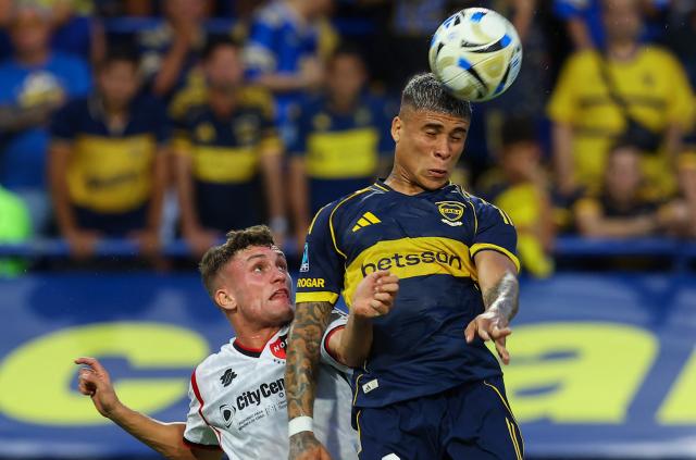Boca Juniors' defender #32 Ayrton Costa and Newell's Old Boys' defender #03 Martin Luciano  fight for the ball during the Argentine Professional Football League 2026 Apertura Tournament match between Boca Juniors and Newell's Old Boys at La Bombonera stadium in Buenos Aires on February 1, 2026. (Photo by ALEJANDRO PAGNI / AFP)