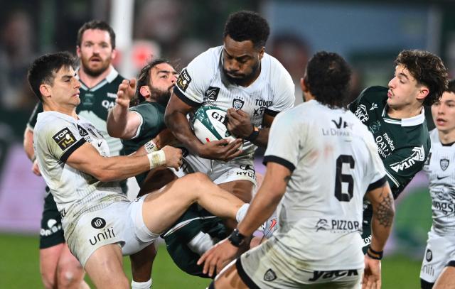 Toulon's Fijian winger Setariki Tuicuvu (C) jumps to grab the ball during the French Top14 rugby union match between Section Paloise Bearn Pyrenees (Pau) and Rugby Club Toulonnais (Toulon) at Stade du Hameau in Pau, south-western France on February 1, 2026. (Photo by Gaizka IROZ / AFP)
