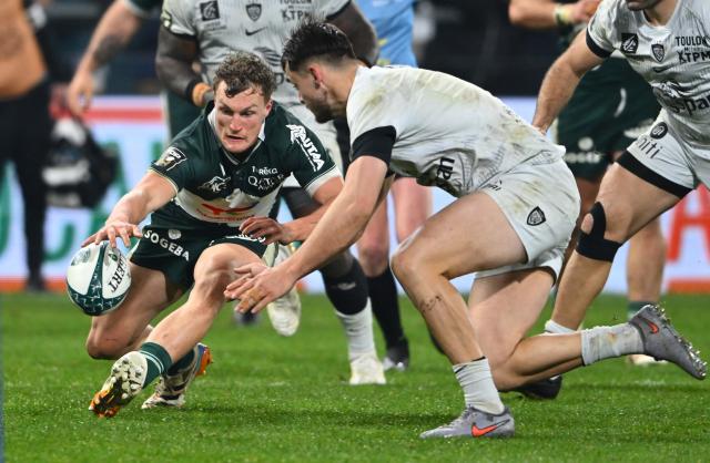 Pau's French centre Emilien Gailleton (L) grabs the ball during the French Top14 rugby union match between Section Paloise Bearn Pyrenees (Pau) and Rugby Club Toulonnais (Toulon) at Stade du Hameau in Pau, south-western France on February 1, 2026. (Photo by Gaizka IROZ / AFP)