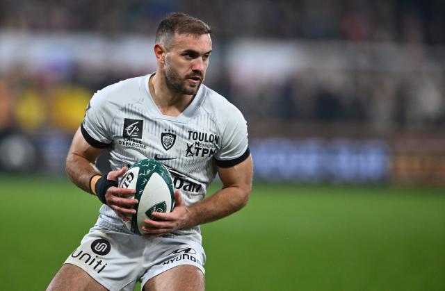 Toulon's French fullback Melvyn Jaminet runs with the ball during the French Top14 rugby union match between Section Paloise Bearn Pyrenees (Pau) and Rugby Club Toulonnais (Toulon) at Stade du Hameau in Pau, south-western France on February 1, 2026. (Photo by Gaizka IROZ / AFP)