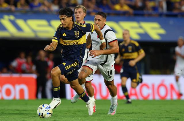 Boca Juniors' forward #07 Exequiel Zeballos (L) and Newell's Old Boys' Uruguayan defender #14 Armando Mendez fight for the ball during the Argentine Professional Football League 2026 Apertura Tournament match between Boca Juniors and Newell's Old Boys at La Bombonera stadium in Buenos Aires on February 1, 2026. (Photo by ALEJANDRO PAGNI / AFP)