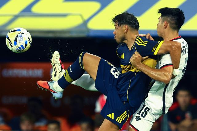 Boca Juniors' forward #29 Angel Romero (L) and Newell's Old Boys' Paraguayan defender #15 Saul Salcedo fight for the ball during the Argentine Professional Football League 2026 Apertura Tournament match between Boca Juniors and Newell's Old Boys at La Bombonera stadium in Buenos Aires on February 1, 2026. (Photo by ALEJANDRO PAGNI / AFP)