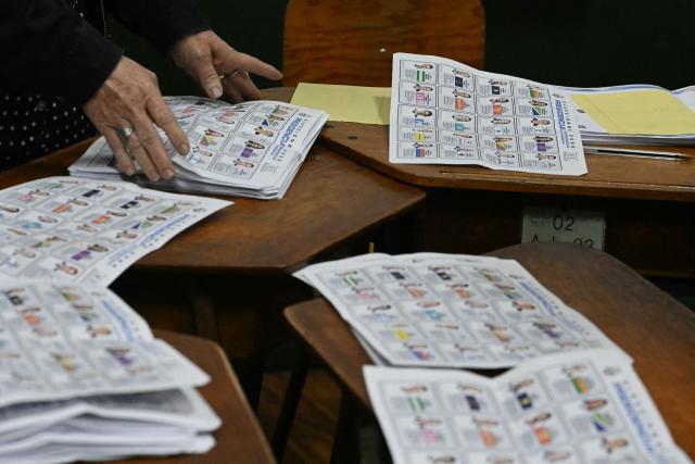 An election official prepares to start counting votes after polls closed at the La Escuela Pilar Jimenez school polling station during the presidential election in San Jose on February 1, 2026. Voters in Costa Rica, a beacon of stability in Central America threatened by a surge in drug-related violence, went to the polls in general elections that are expected to bring a tough-on-crime right-winger to power. (Photo by Marvin RECINOS / AFP)